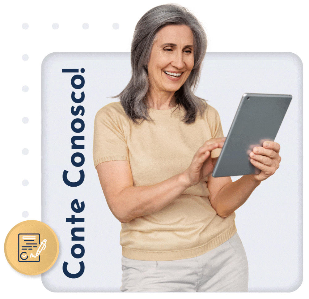 Imagem de uma mulher com cabelos grisalhos sorrindo e olhando para os tablets.