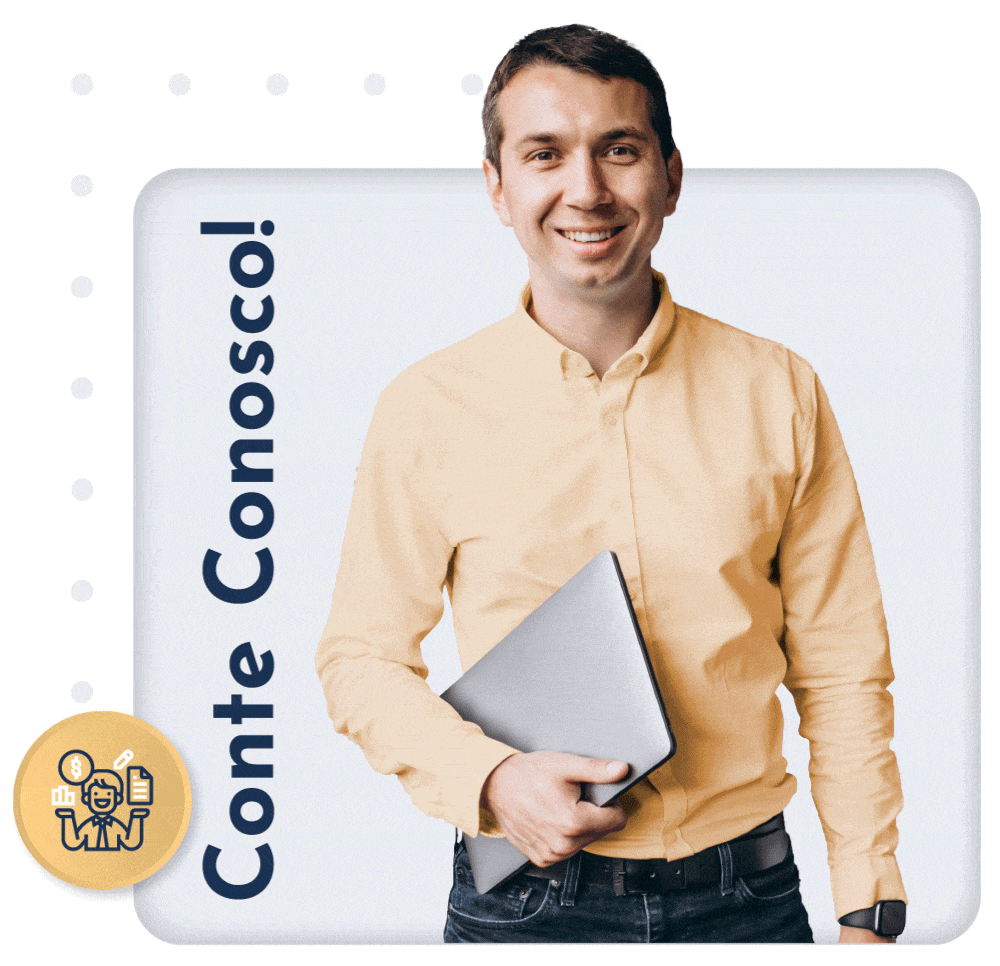 Imagem de um homem sorrindo, segurando um notebook.